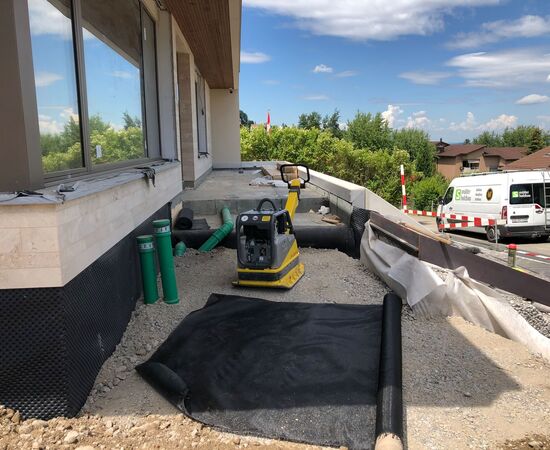 Neubau Privatgarten B. Forch Verdichtung Unterbau Plattenbelag