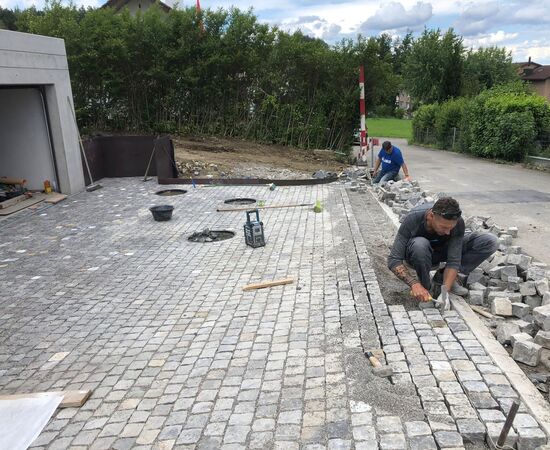 Neubau Privatgarten B. Forch Eingang Pflasterung