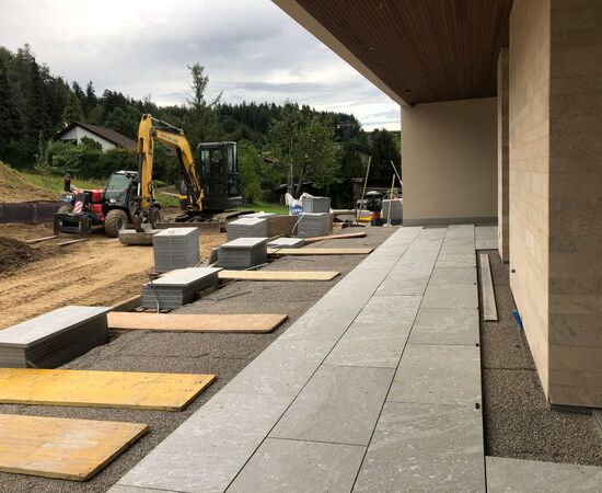 Neubau Privatgarten B. Forch Plattenbelag